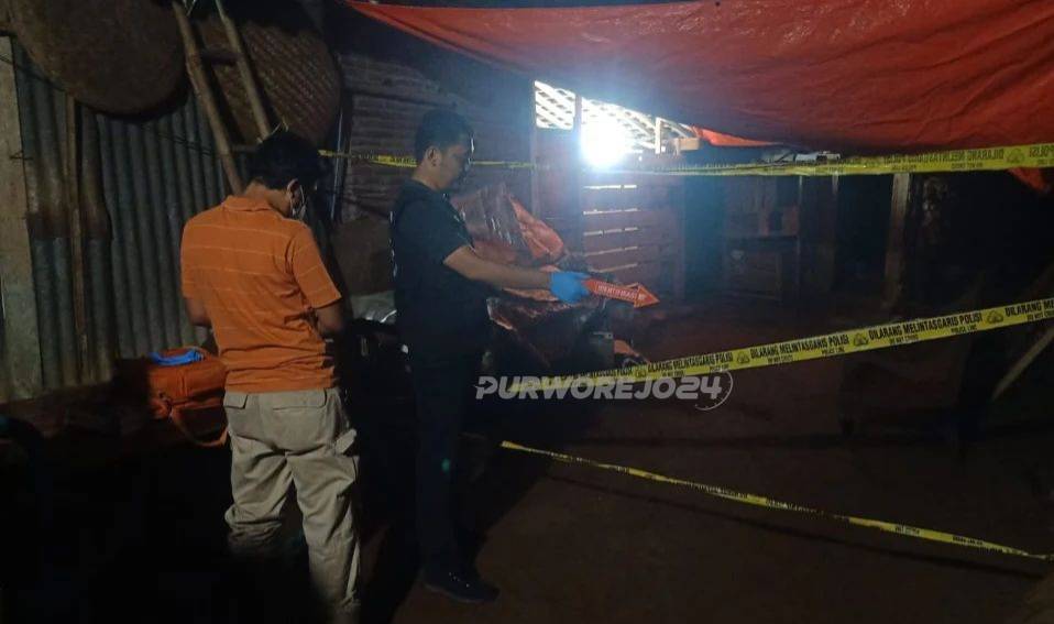 Polisi saat olah tempat kejadian perkara dirumah korban