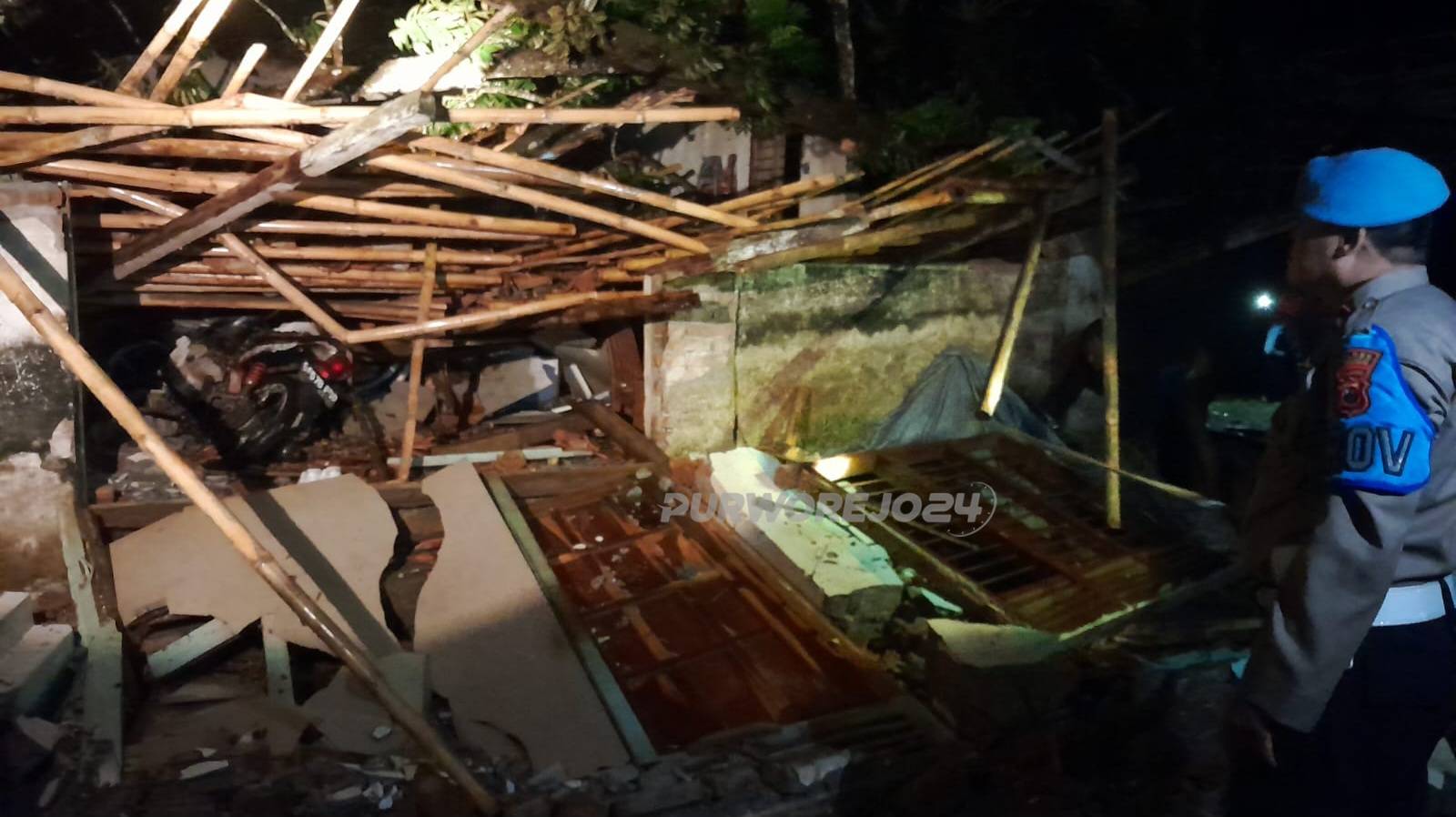 Kondisi rumah warga yang rusak usai tertimpa pohon