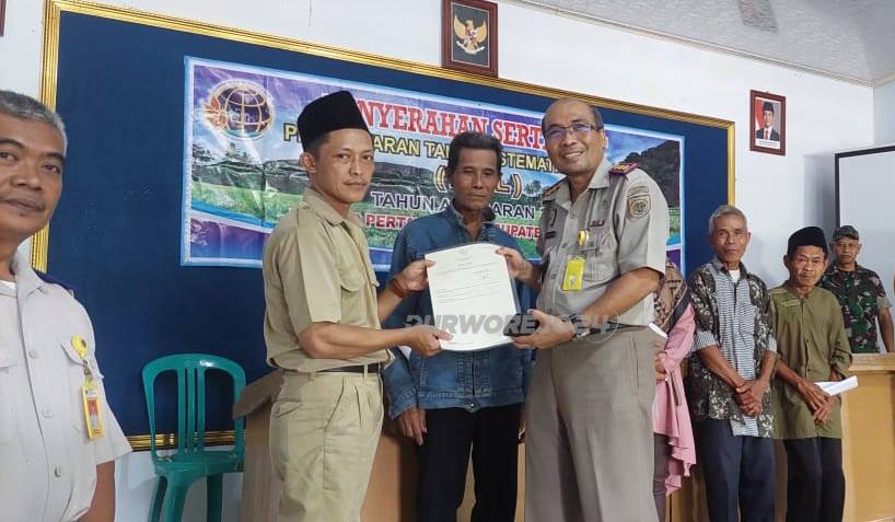 Prosesi penyerahan sertifikat tanah di Desa Mayungsari