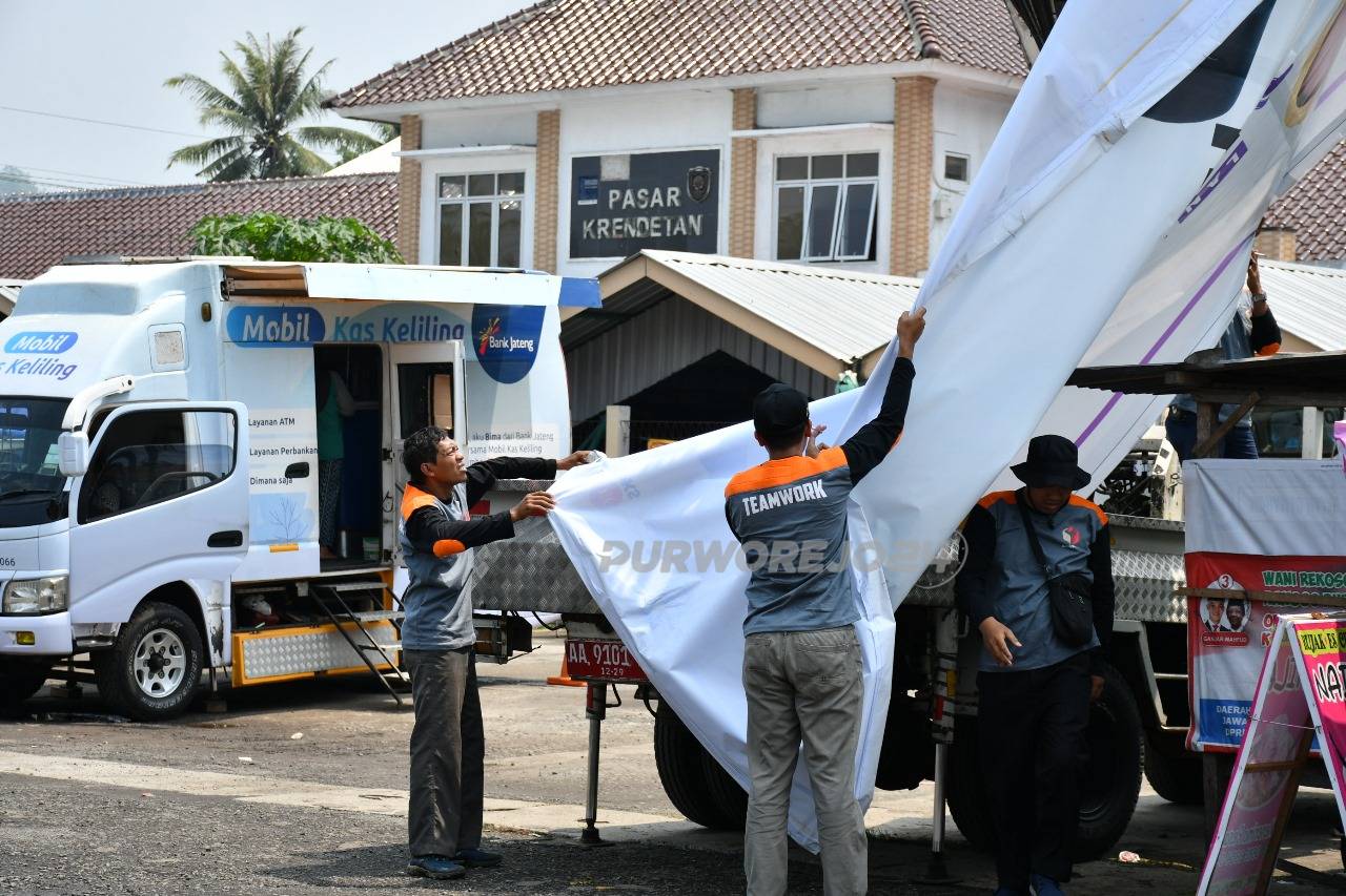 Bawaslu saat menertibkan APK yang melanggar