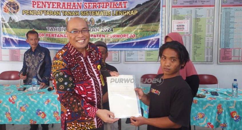 Kepala Kantah Purworejo serahkan sertipikat kepada warga