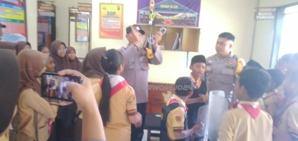 Siswa SD Negeri Kaligesing saat berkunjung di Mapolsek Kaligesing