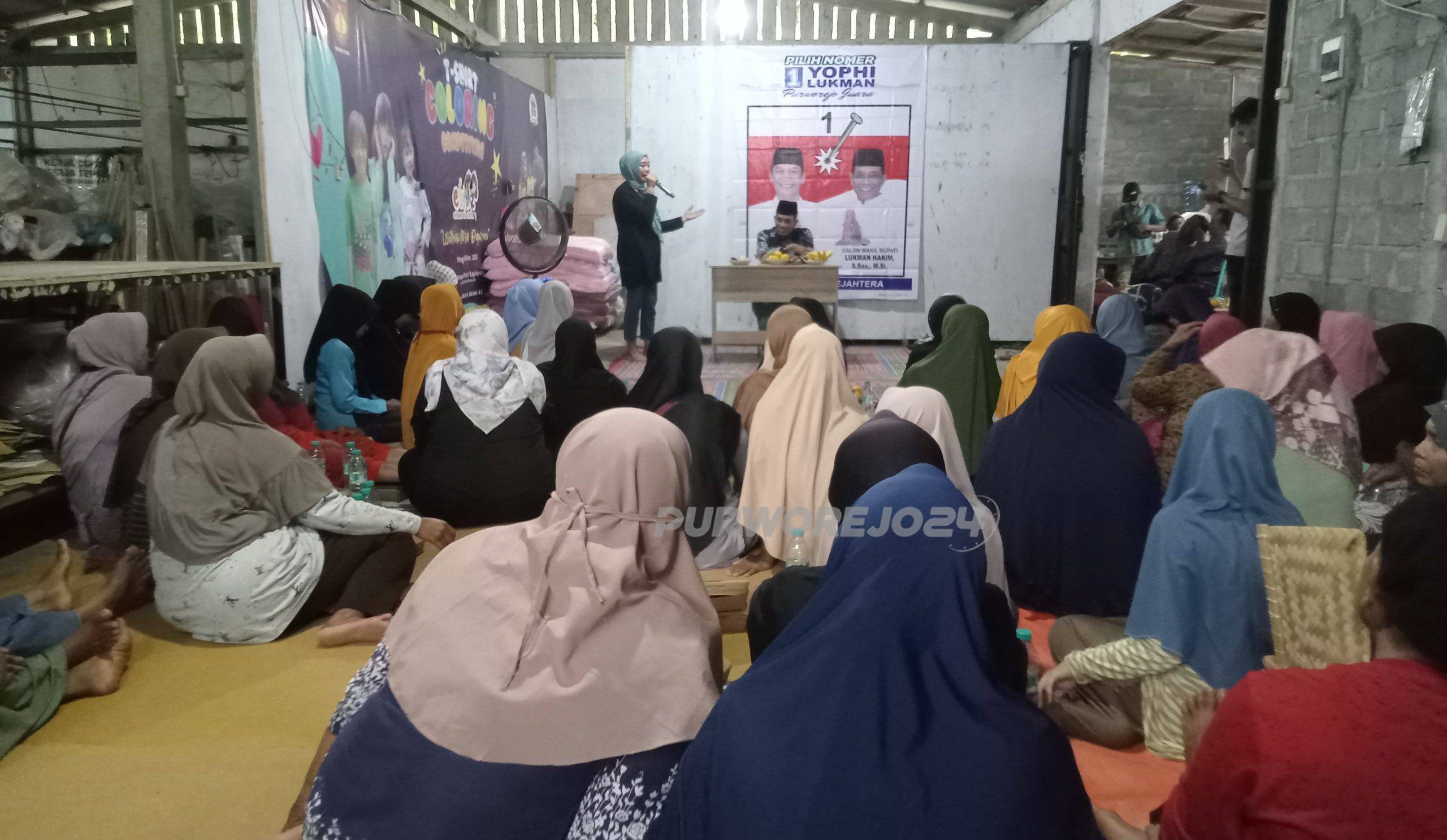 Luiman Hakim saat bersama warga Desa Krandegan