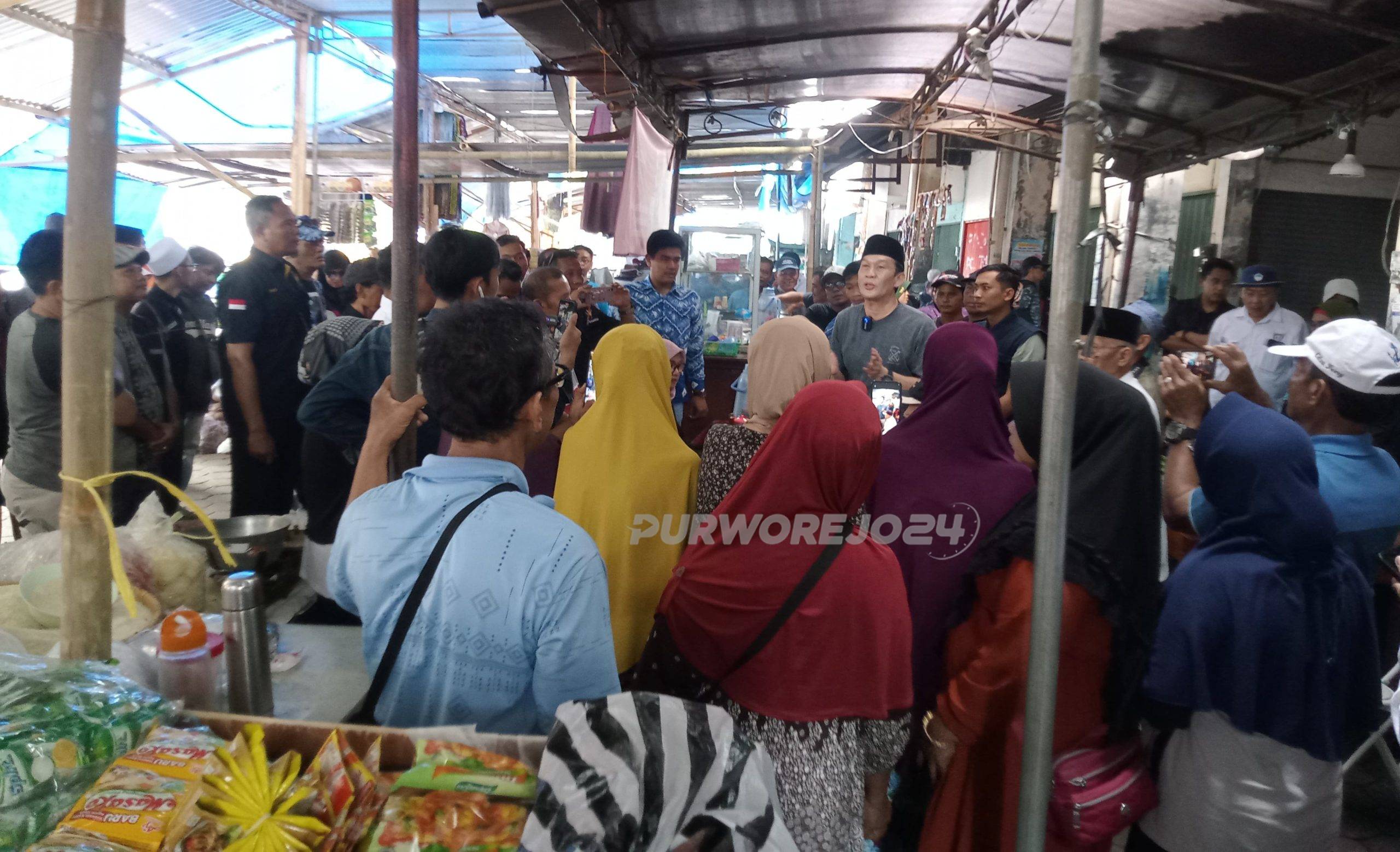 Yophi Prabowo saat bertemu dengan pedagang pasar Kutoarjo