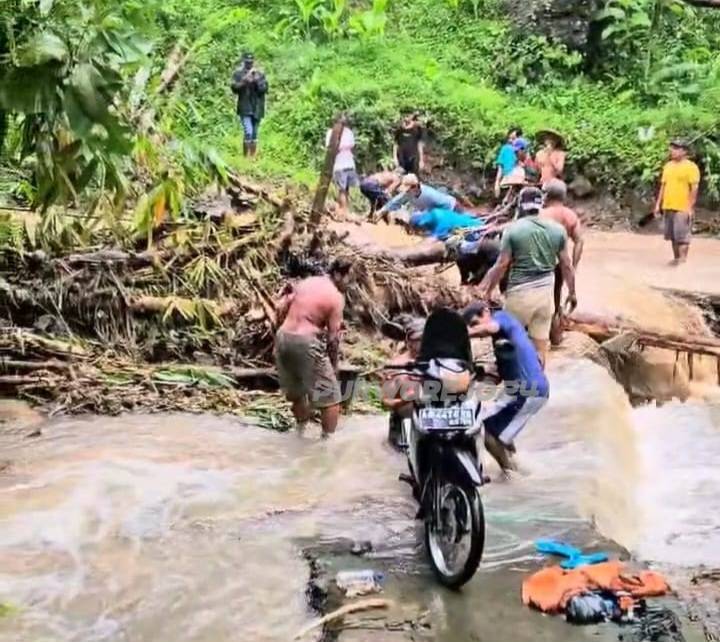 Warga saat kerjabakti membersihkan material longsor