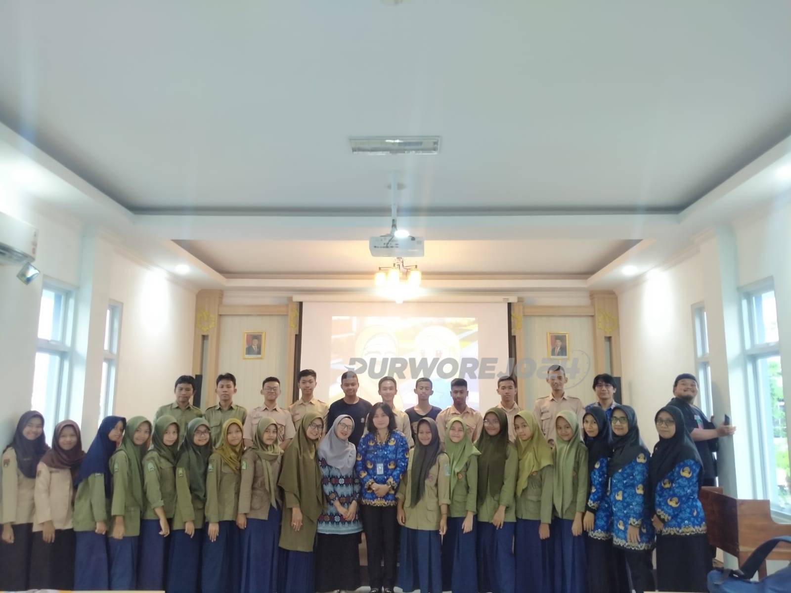 Foto bersama usai peluncuran film animation series Jelajah Si Atun di Perpusda Purworejo, pada Jumat (29/11/2024)