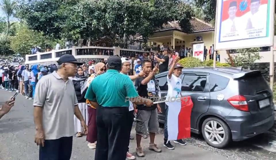 Ratusan relawan dan simpatisan Yophi-Lukman saat mengikuti jalan santai di Desa Tlogosono, pada Rabu (20/11/2024)