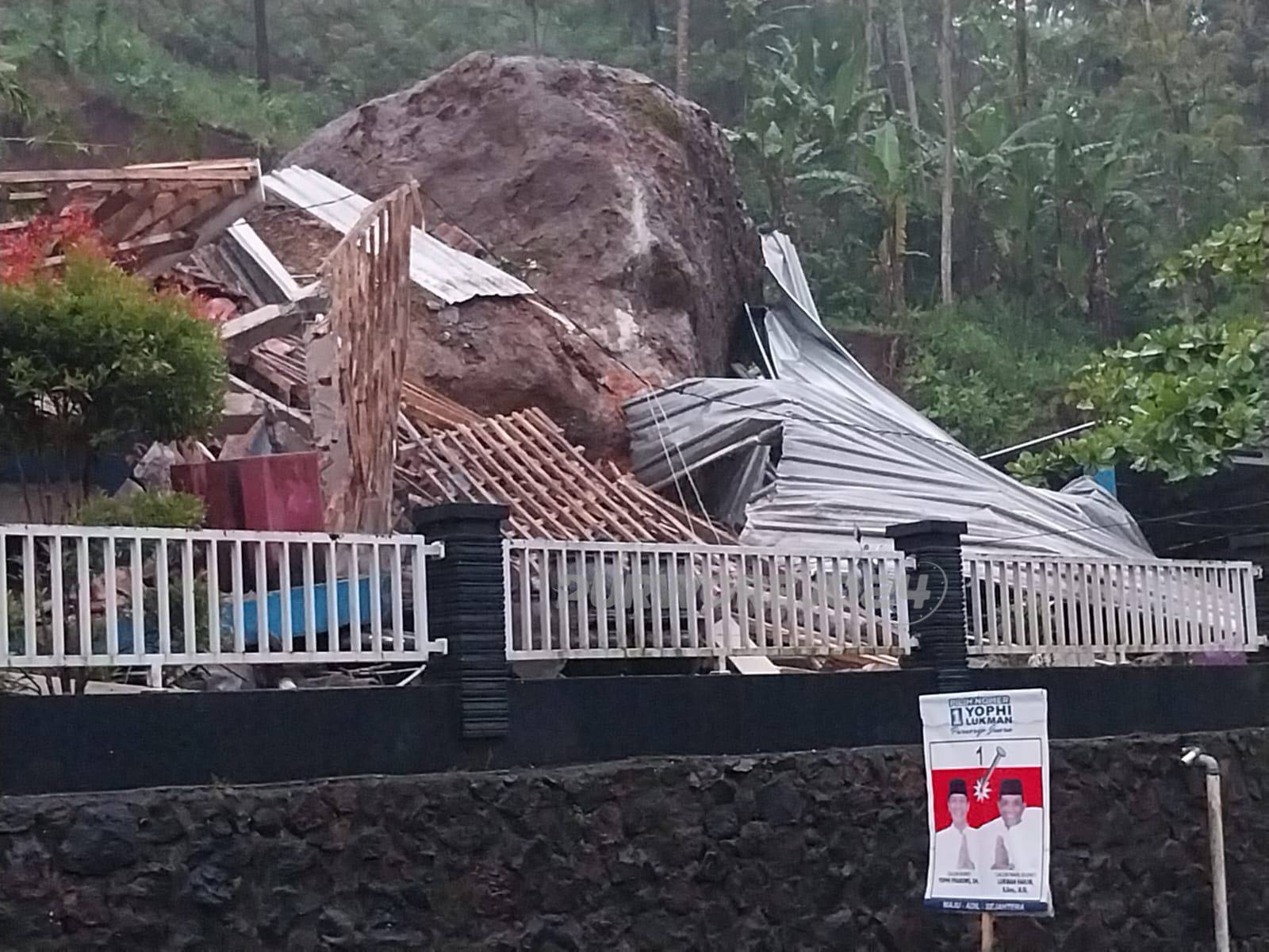 Tebing longsor menimpa sebuah rumah di desa Plipiran, Kecamatan Bruno, Kabupaten Purworejo.