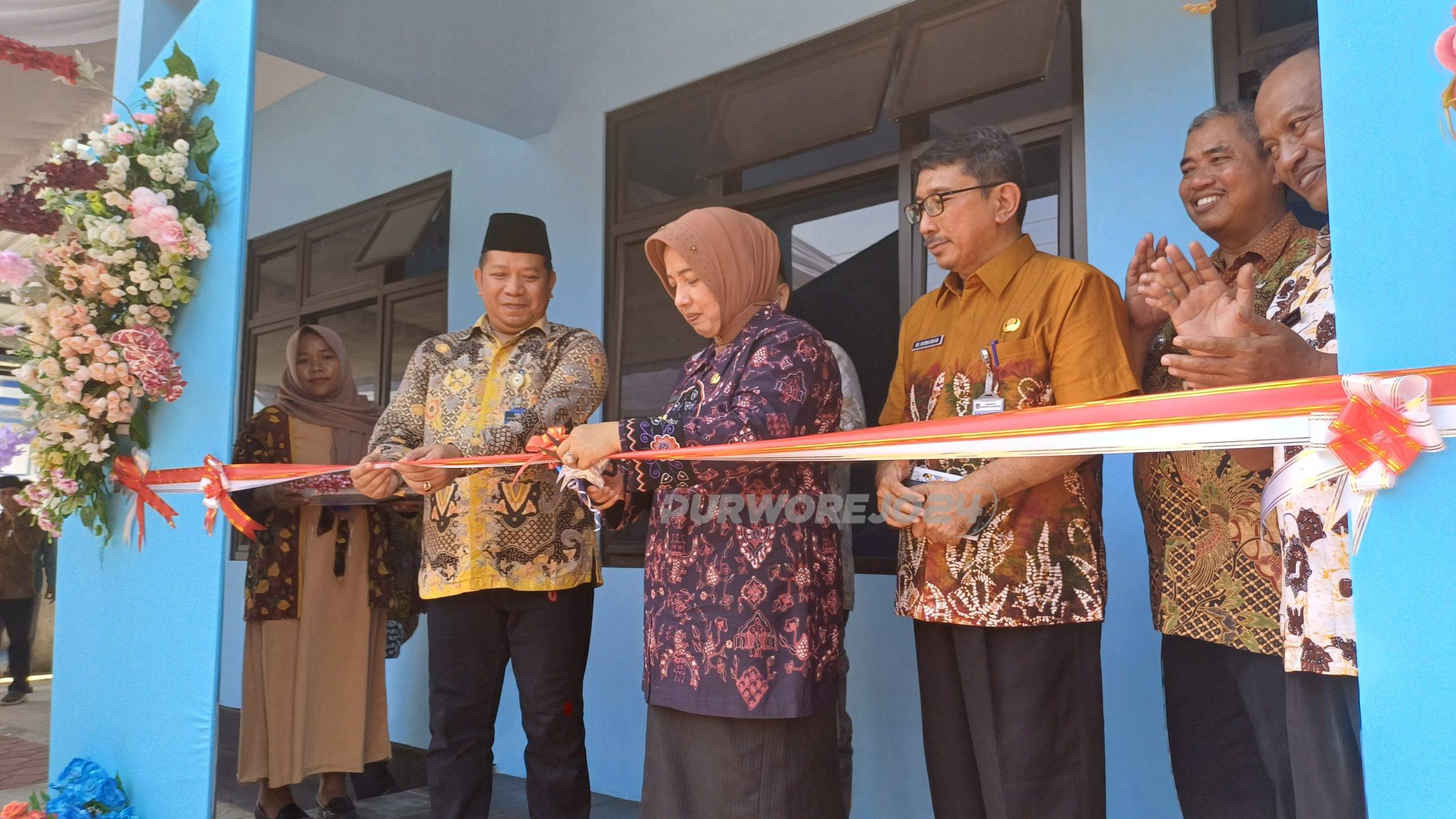 Pemotongan pita tandai peresmian kantor cabang baru Perumda Air Minum Tirta Perwitasri di Pituruh