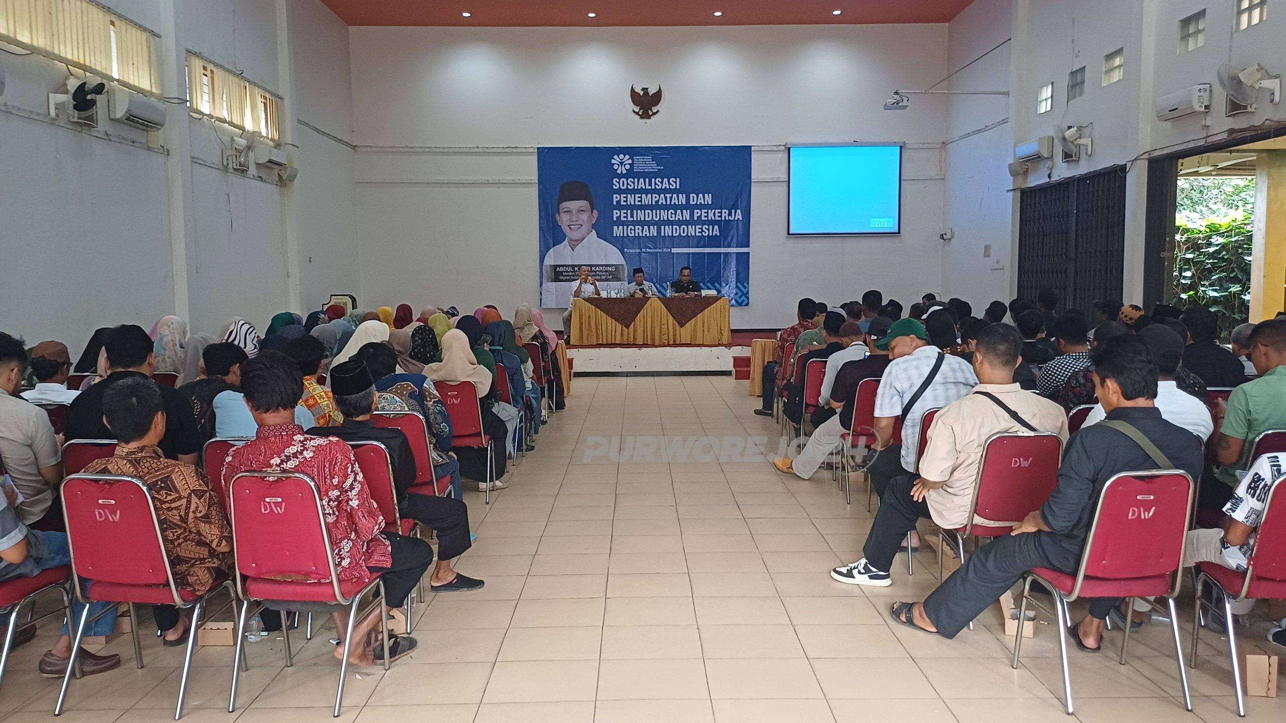 Suasana kegiatan Sosialisasi Penempatan dan Perlindungan Pekerja Migran, di gedung Siola, Dargo Purworejo, pada Selasa (24/12/2024).