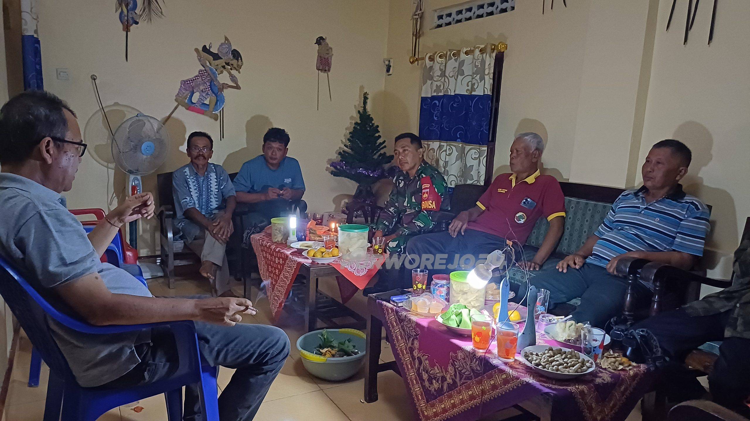 Warga muslim di Desa Wasiat saat berkunjung dirumah warga Nasrani yang merayakan natal, pada Kamis (26/12/2024) malam