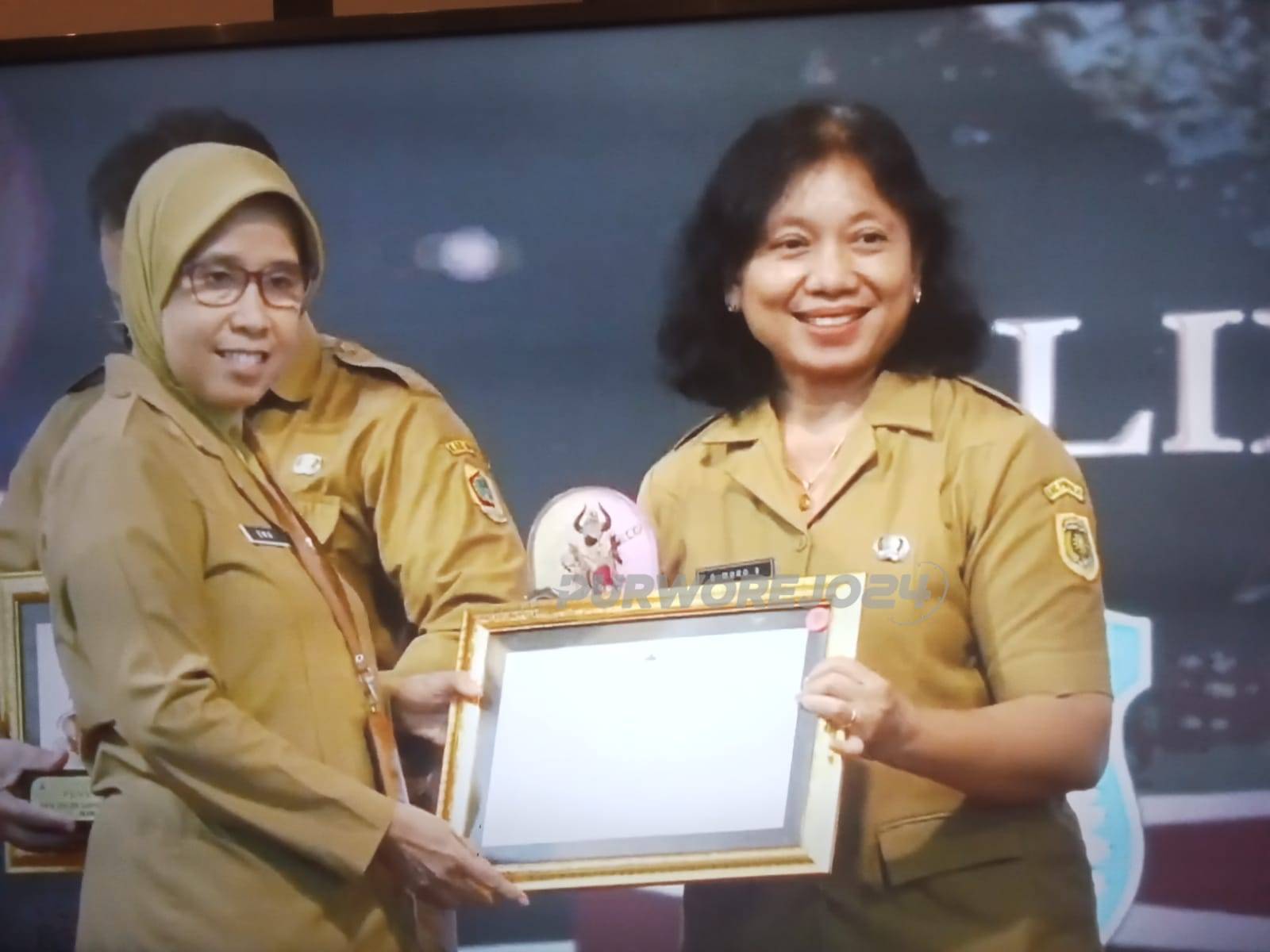 Kabid Kebudayaan pada Dindikbud Purworejo saat menerima penghargaan