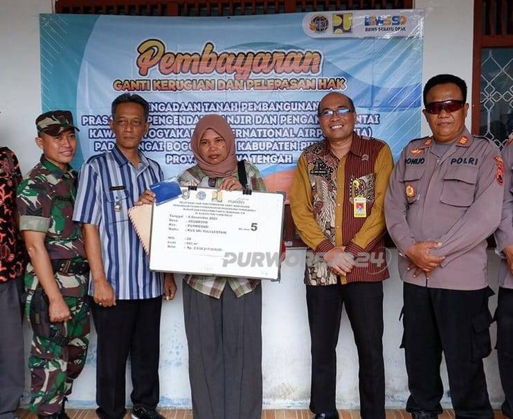 Andri Kristanto, Ketua P2T memimpin kegiatan pelepasan hak dan pemberian uang ganti kerugian perdana untuk pengadaan tanah Pembangunan Prasarana Pengendali Banjir dan Pengamanan Pantai Kawasan YIA