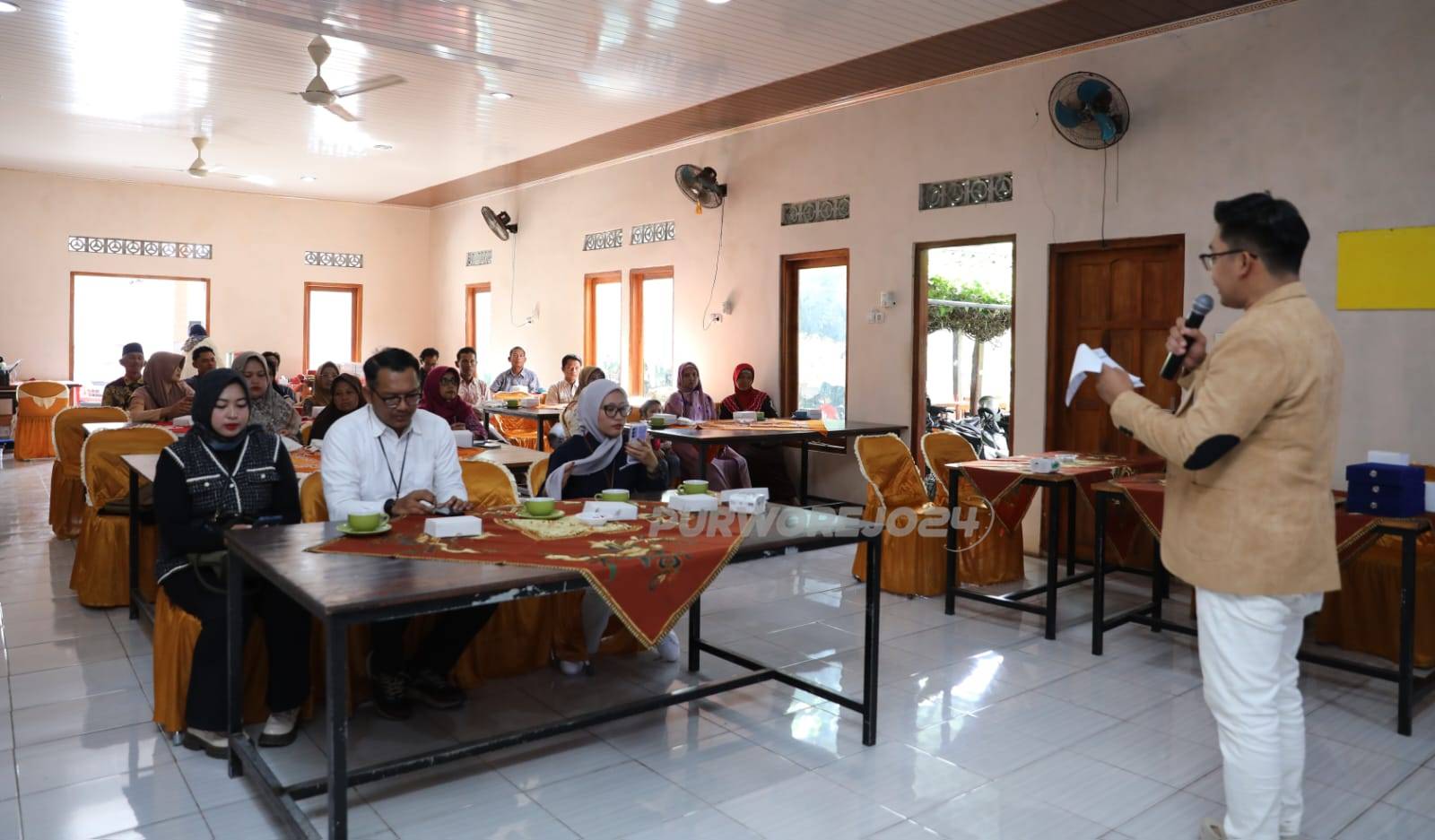 Suasana kegiatan pembinaan akselerasi bisnis UMKM di Purworejo