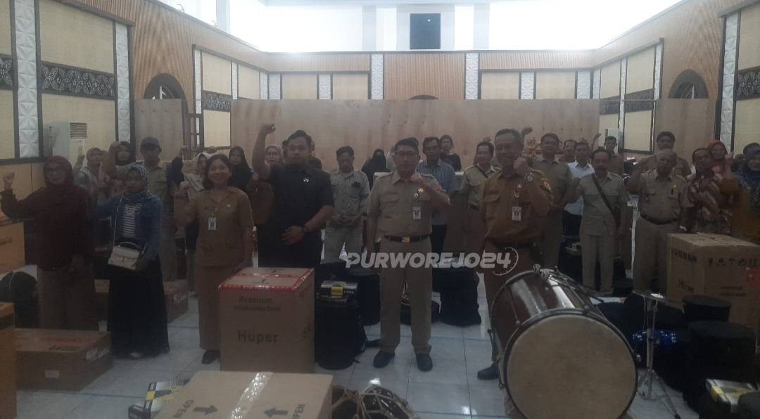 Foto bersama disela acara penyerahan hibah alat kesenian di gedung kesenian WR Supratman Purworejo, pada Selasa (3/12/2024)