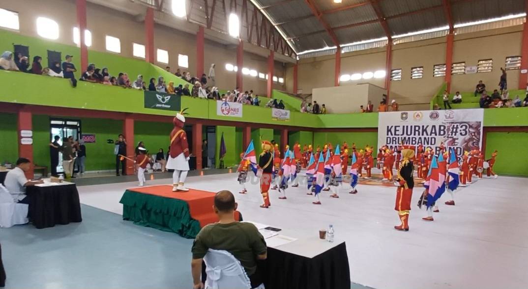 SD Negeri Ketangi saat tampil dalam Kejurkab Drumband dan Marching band di GOR Sarwo Edi Wibowo, pada Sabtu (14/12/2024)