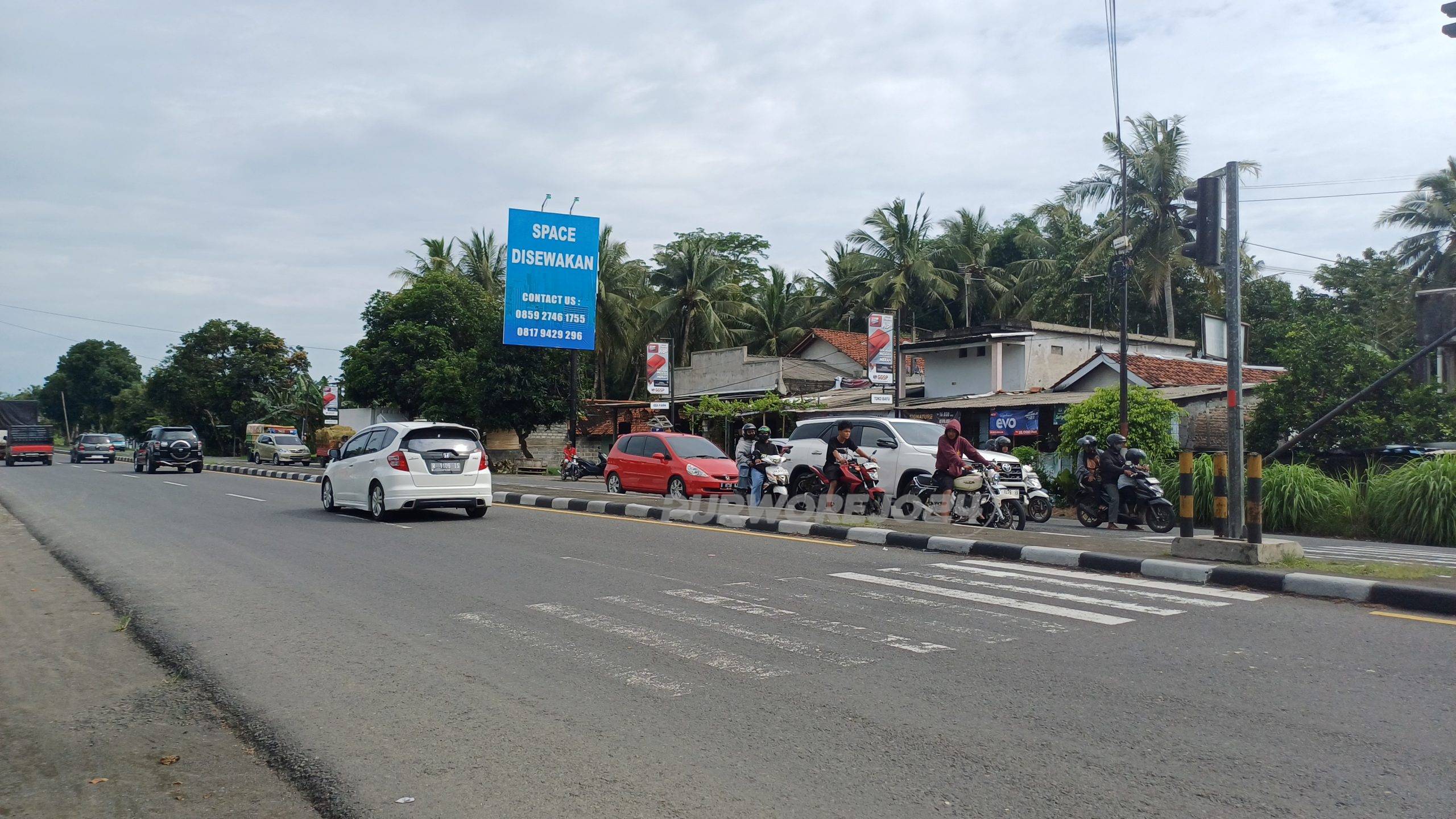 Arus lalulintas dijalan deandels tampak lancar