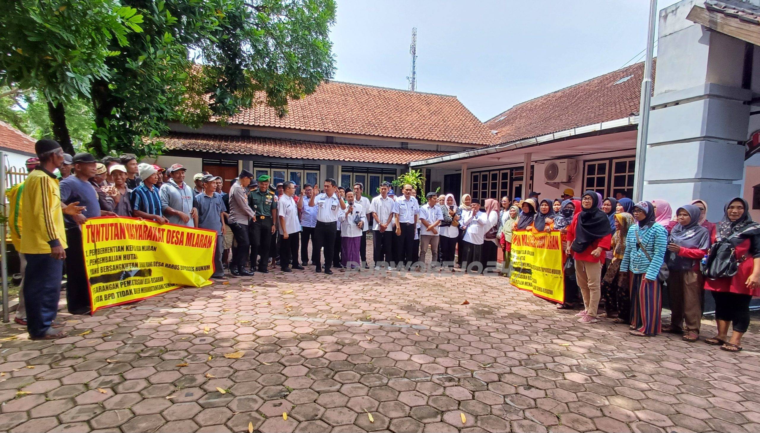 Aksi demo di halaman kantor Inspectorat daerah Kabupaten Purworejo, pada Rabu (15/1/2025)