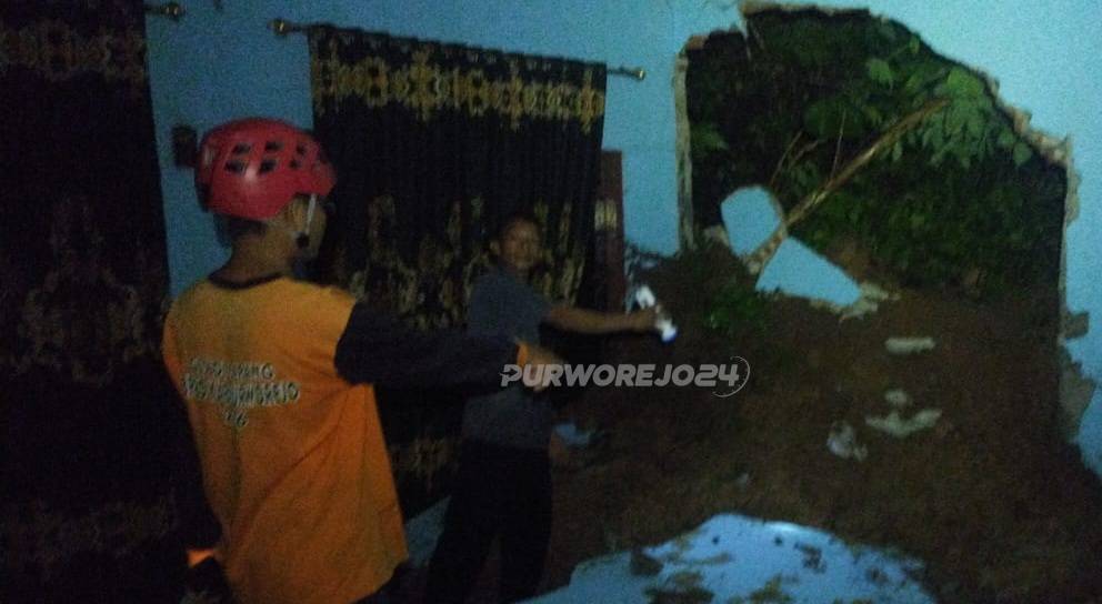 Kondisi rumah yang terrimpa lomgsor