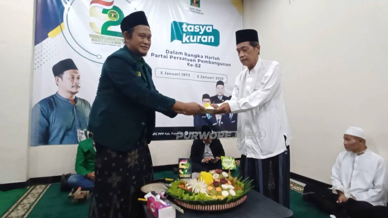 Prosesi pemotongan tumpeng dalam Harlah ke-52 PPP Kabupaten Purworejo