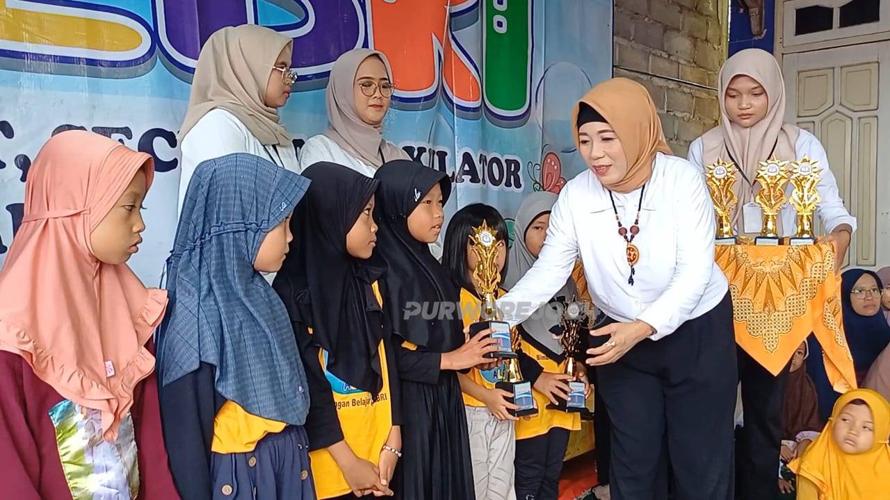 Pimpinan Cabang Jari Aljabar Cabang Purworejo, Liliksufitriani, CT ,CM saat memberikan penghargaan kepada siswa yang berprestasi