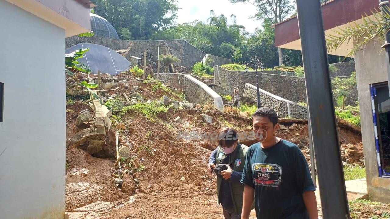 Tampak longsor di pembangunan Minizoo Purworejo