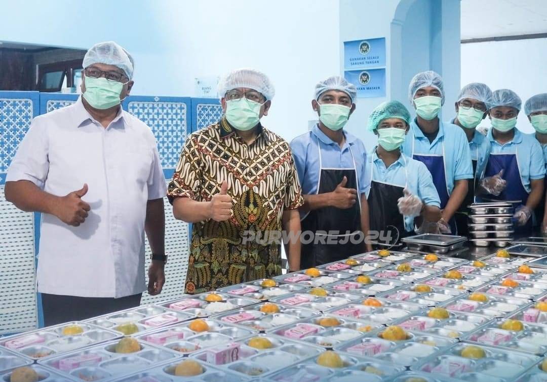 Wakil Kepala Staf Kepresidenan M Qodari meninjau dapur satuan pelayanan pemenuhan gizi di kecamatan Cakung Jakarta Timur (Dok : Instagram Kantor Staf Presiden)