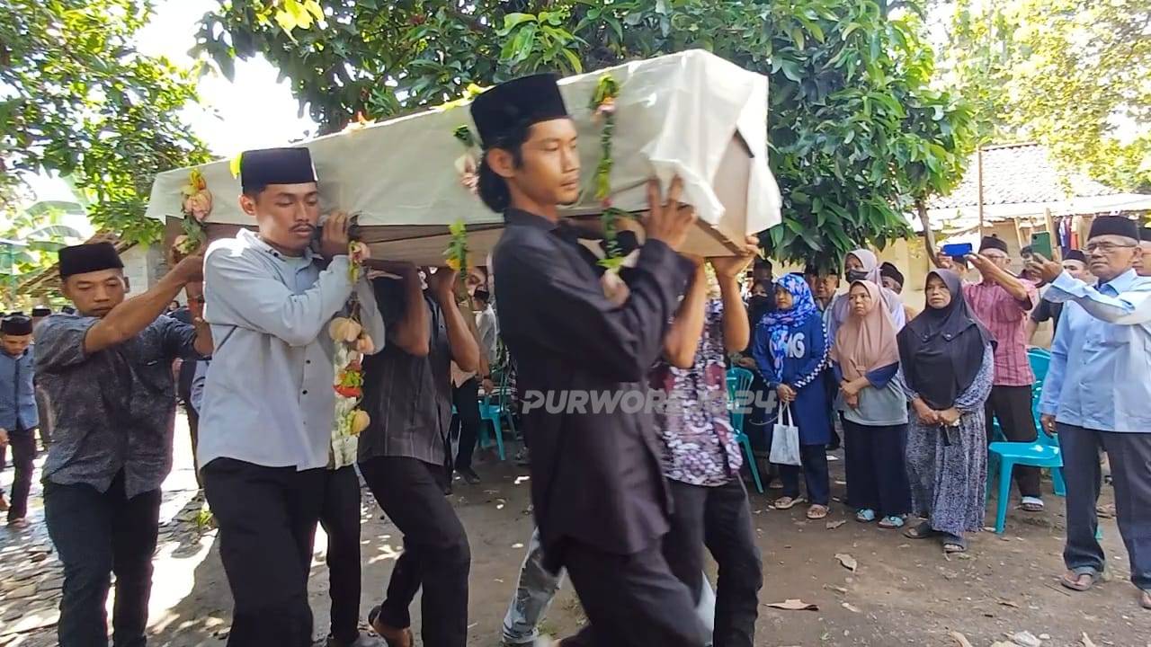 Jenazah saat akan dimakamkan