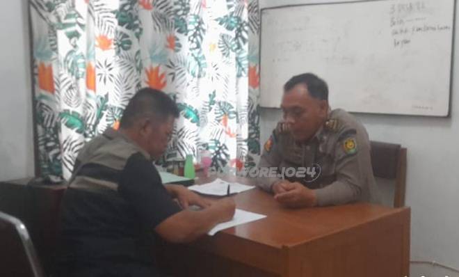 Pemilik lahan saat memberikan klarifikasi kepada Satpol PP terkait sampah di Desa Geparang