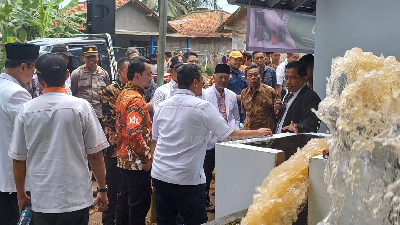 Mulyadin Malik bersama rombongan saat melihat pompa air bertenaga surya di Desa Krandegan, pada Sabtu (18/1/2025)