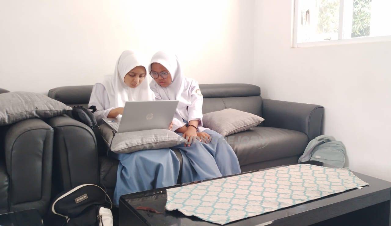 Dua siswa SMK Unggulan An-Nawawi sedang mengerjakan naskah final Lomba Nasional Karya Ilmiah Delkom 3.0.