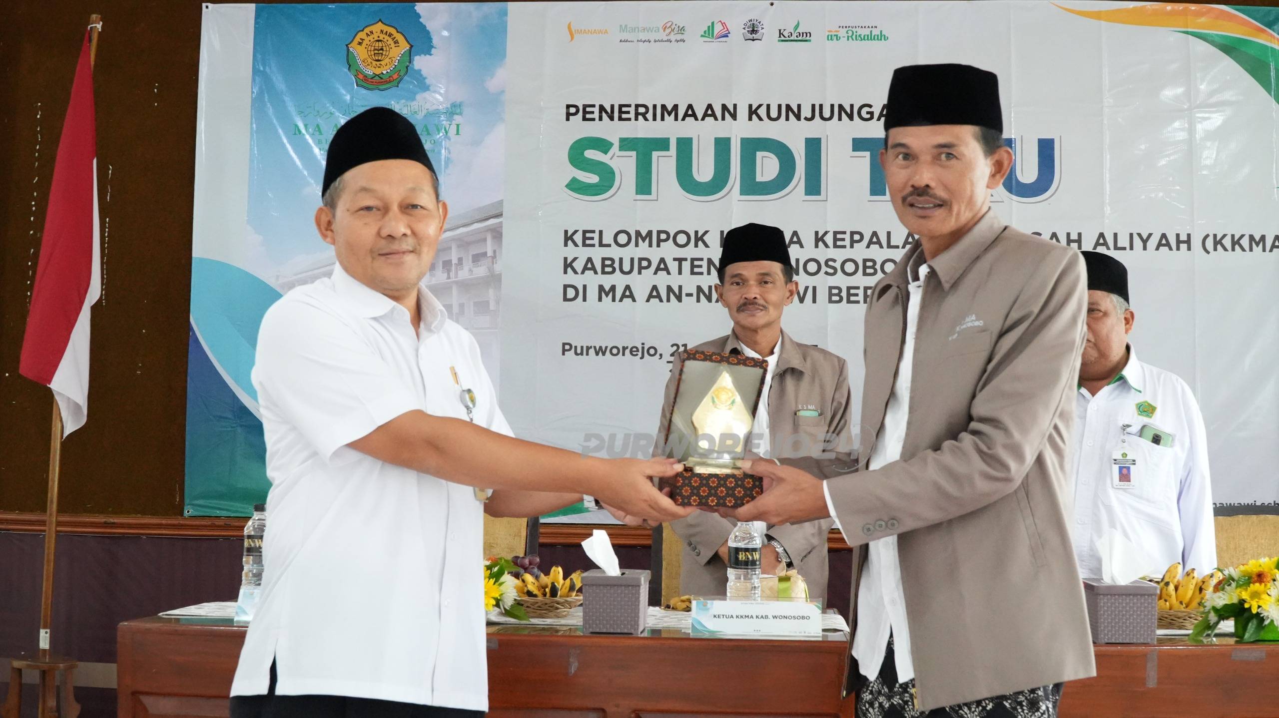 Penyerahan kenang kenangan atau cendera mata