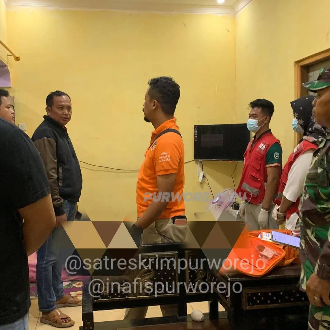 Petugas saat evakuasi warga gantung diri