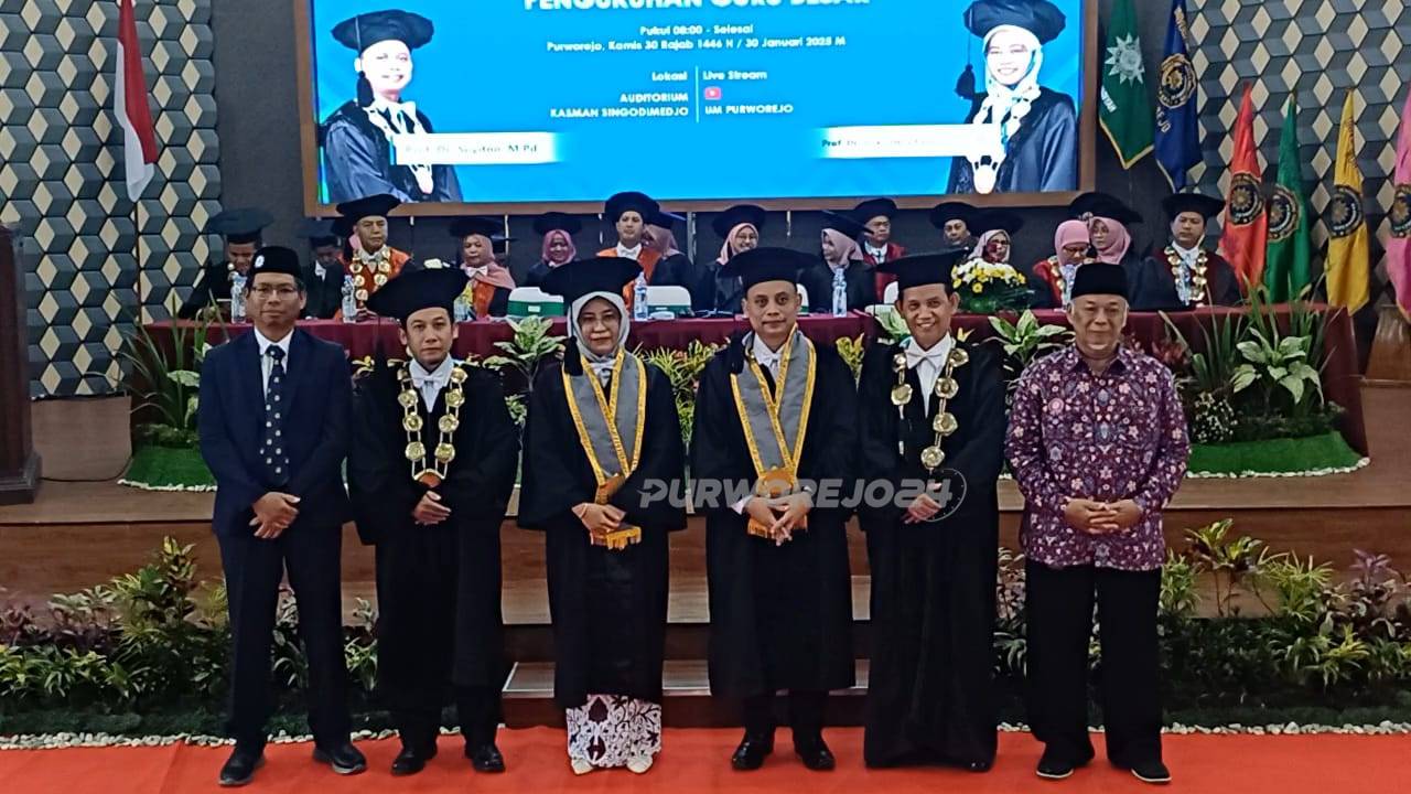 Foto bersama usai dikukuhkan sebagai guru besar di Universitas Muhammadiyah Purworejo