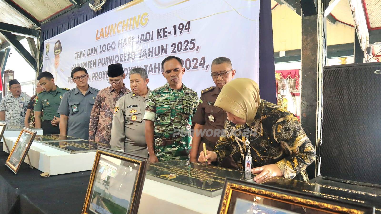 Bupati Purworejo saat meresmikan sejumlah proyek di pendopo Kabupaten Purworejo, pada Jumat (31/1/2025)