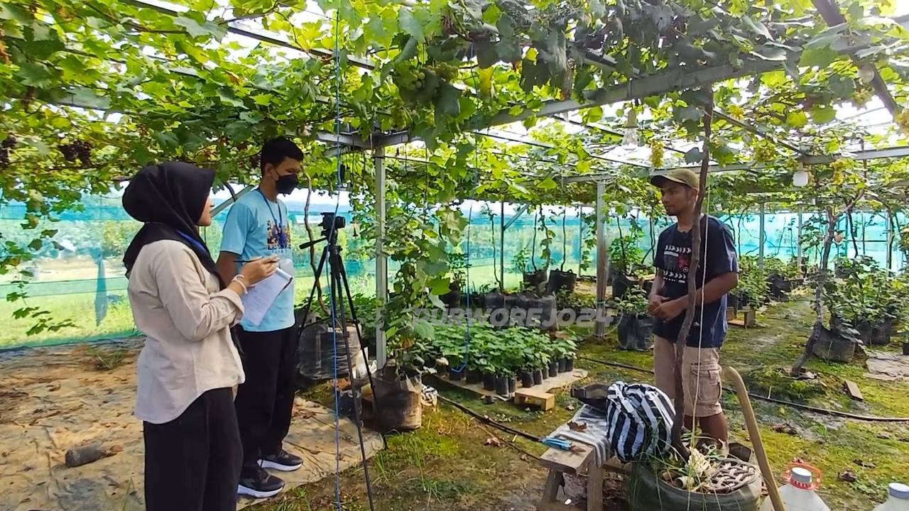 Peserta saat praktek syuting lomba Broadcasting di centra pembibitan Desa Rejowinangun, pada Senin (6/1/2025)