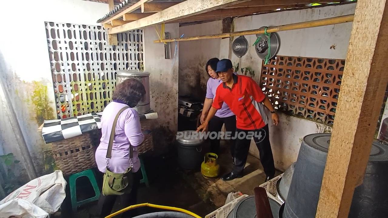 Camat Purwodadi, Sumarjana bersama petugas Puskesmas saat melakukan monitoring Gerakan Serentak Pemberantasan Sarang Nyamuk di Desa Jenar Wetan, pada Jumat (17/1/2025)