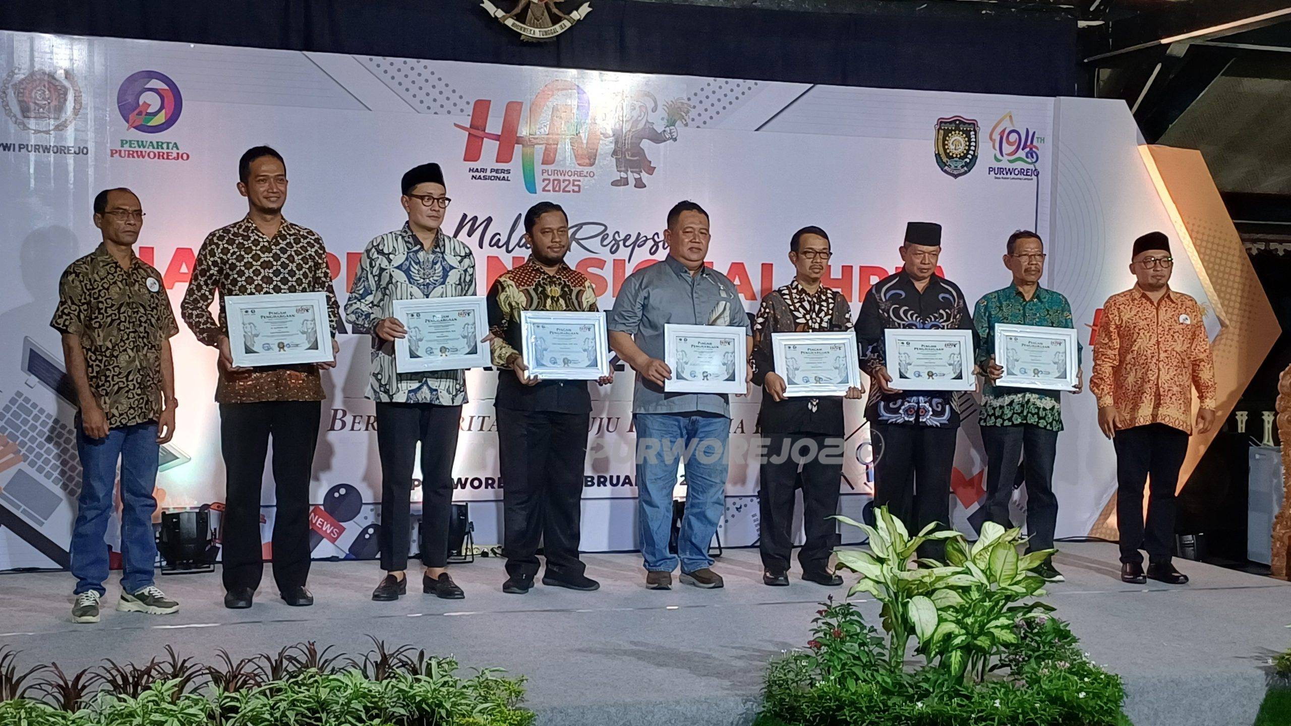 Foto bersama usai menerima penghargaan HPN Award 2025