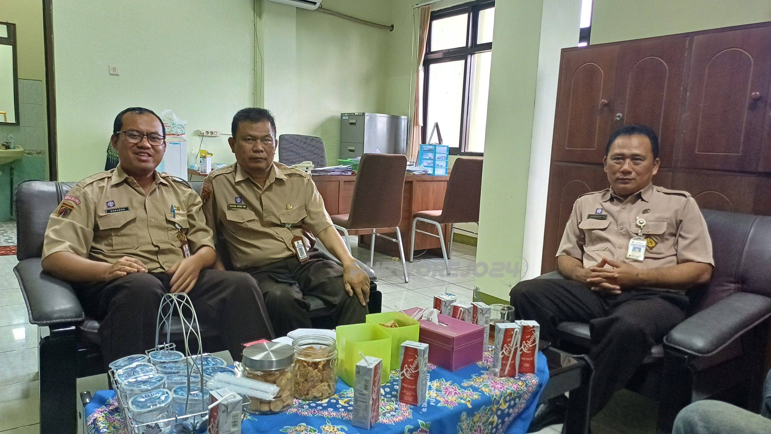 Ketua Tim Kerja Pelayanan Medis dan Keperawata RSUD dr. Tjitrowardojo Purworejo, Sunarno bersama Wakil Direktur Umum dan Keuangan, Januariyanto, saat ditemui dikantornya, pada Jumat (14/2/2025)