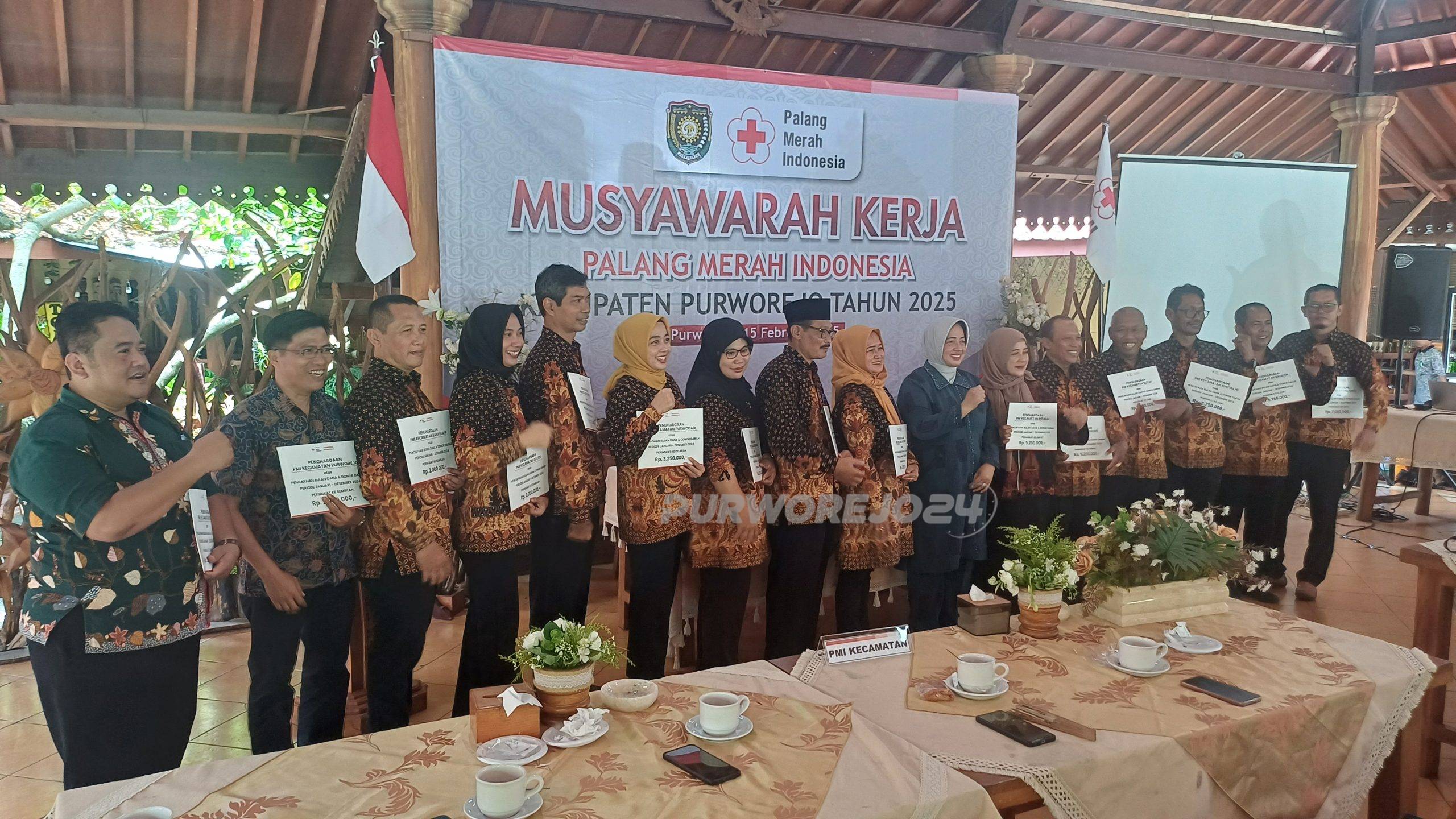 Penghargaan kepada jajaran PMI Kecamatan yang berprestasi dalam penyelenggaraan Bulan Dana PMI serta kegiatan donor darah di masyarakat selama tahun 2024.