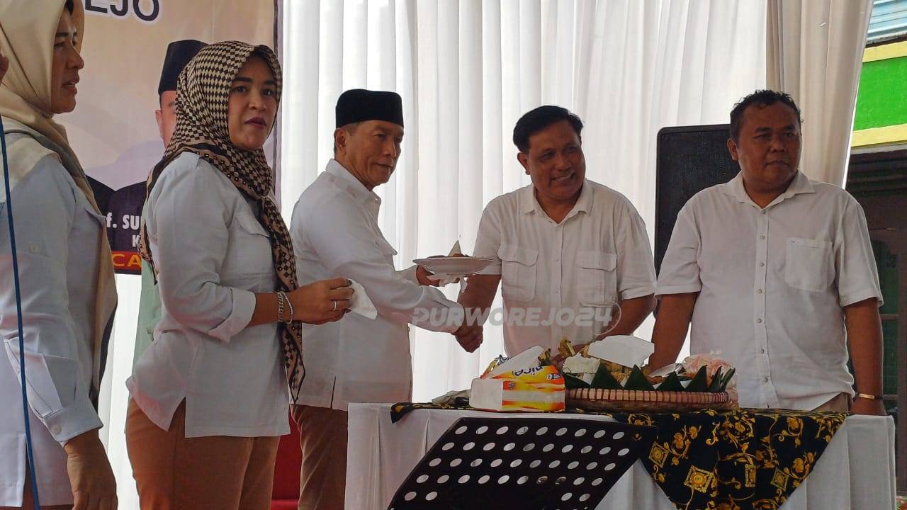 Penyerahan nasi tumpeng tandai HUT ke 17 Parrai Gerindra di Purworejo