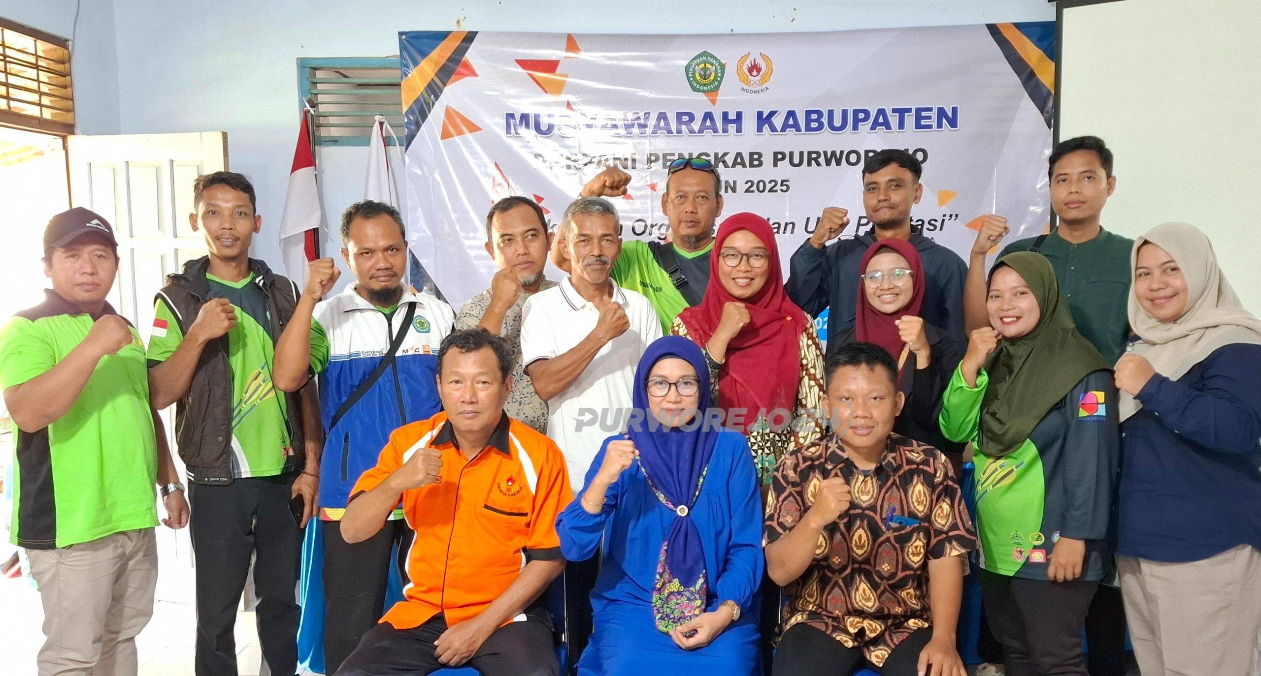 Estri foto bersama dengan pengurus dalam acara Muscab PERPANI Purworejo, pada Sabtu (7/2/2025)