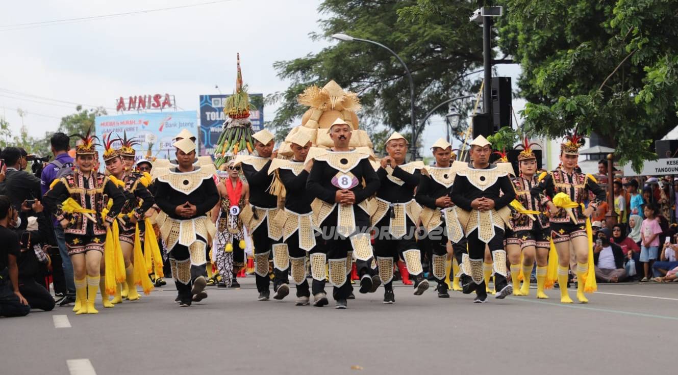 Peserta Grebeg Budaya dari Kecamatan Bener