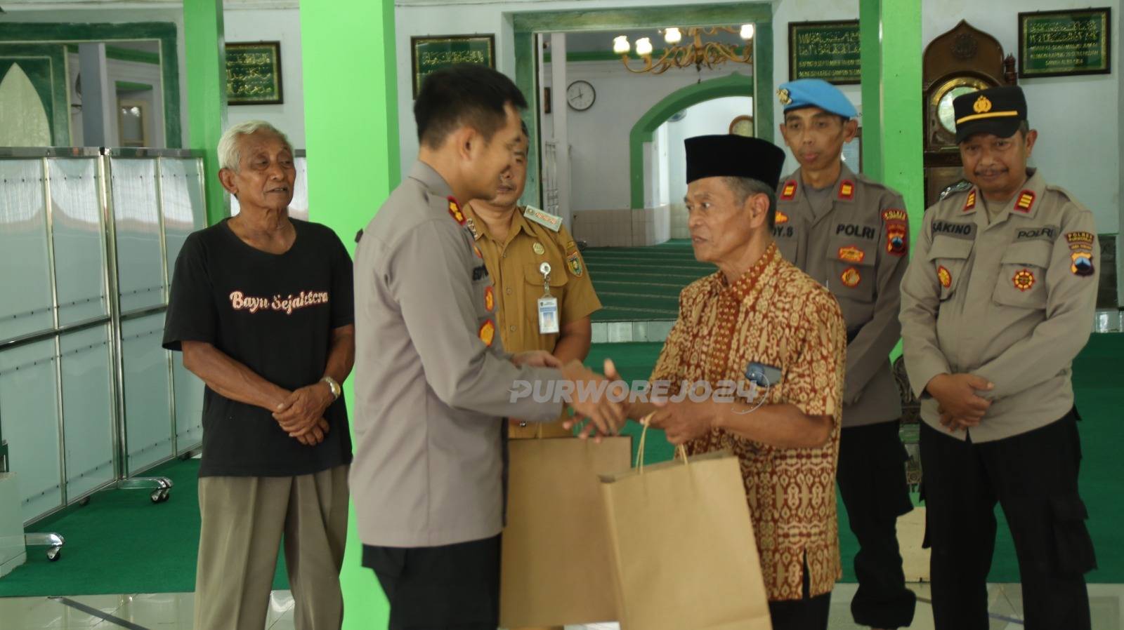 Pemberian bantuan kepada pengelola masjid