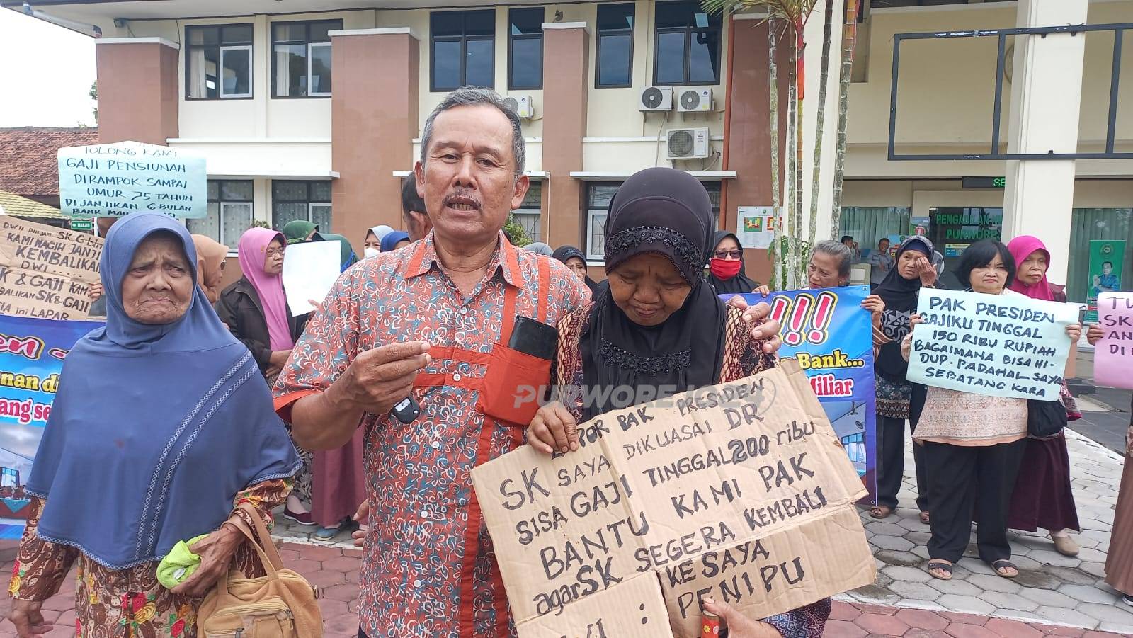 Suasana aksi demo di Pengadilan Negeri Purworejo
