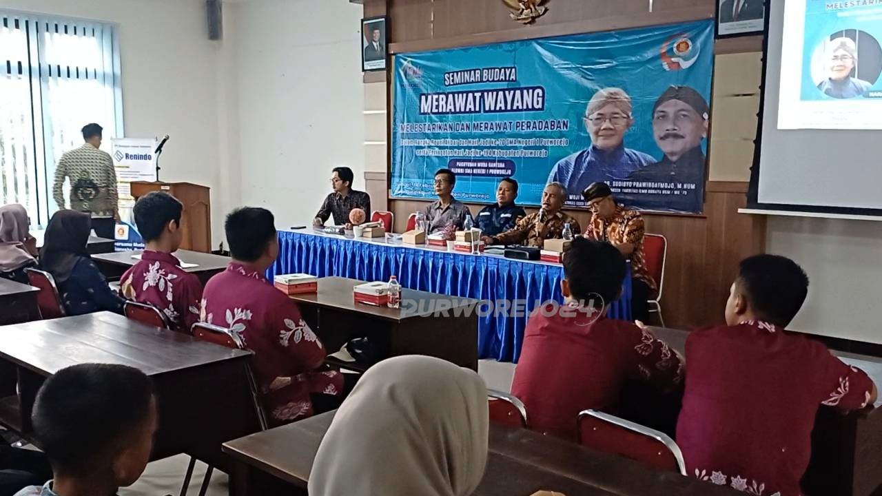 Suasana kegiatan seminar budaya tentang merawat wayang