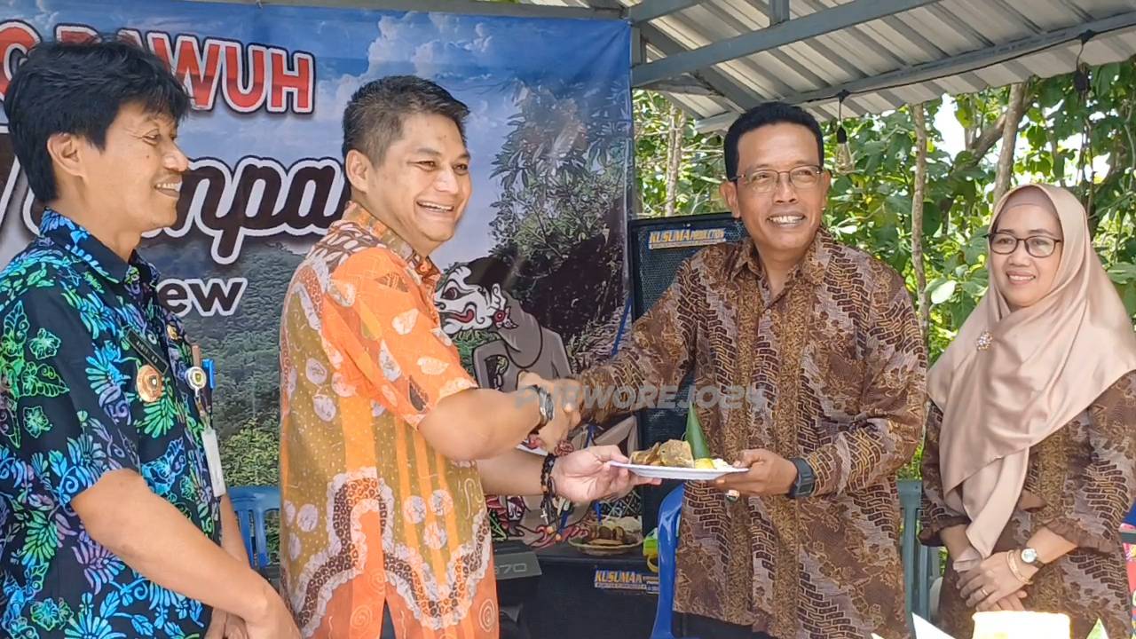 Pemotongan nasi tumpeng tandai pembukaan Watoe Toempang Resto and View di Bagelen, pada Kamis (20/2/2025)