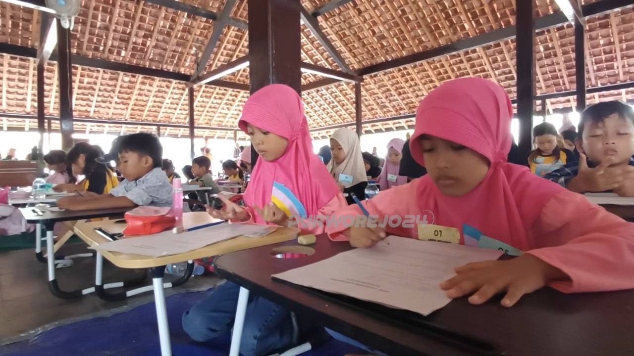Peserta saat mengikuti Olimpiade Anak Berprestasi Indonesia 2025 di pendopo Kecamatan Kutoarjo, pada Minggu (23/2/2025)