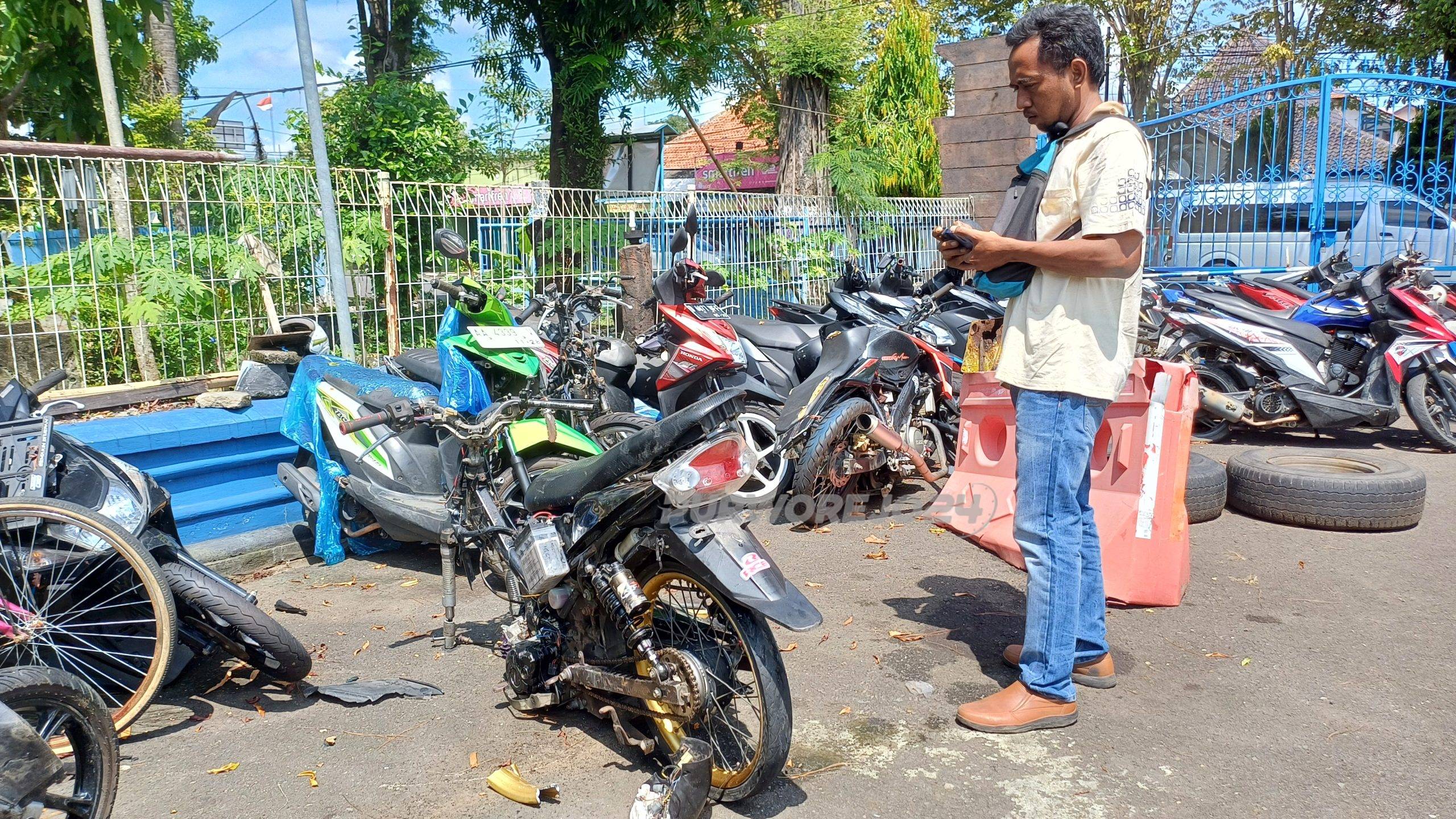 Sepeda motor tampak rusak setelah menabrak grobak dan motor di Jalan Ahmad Yani Purworejo