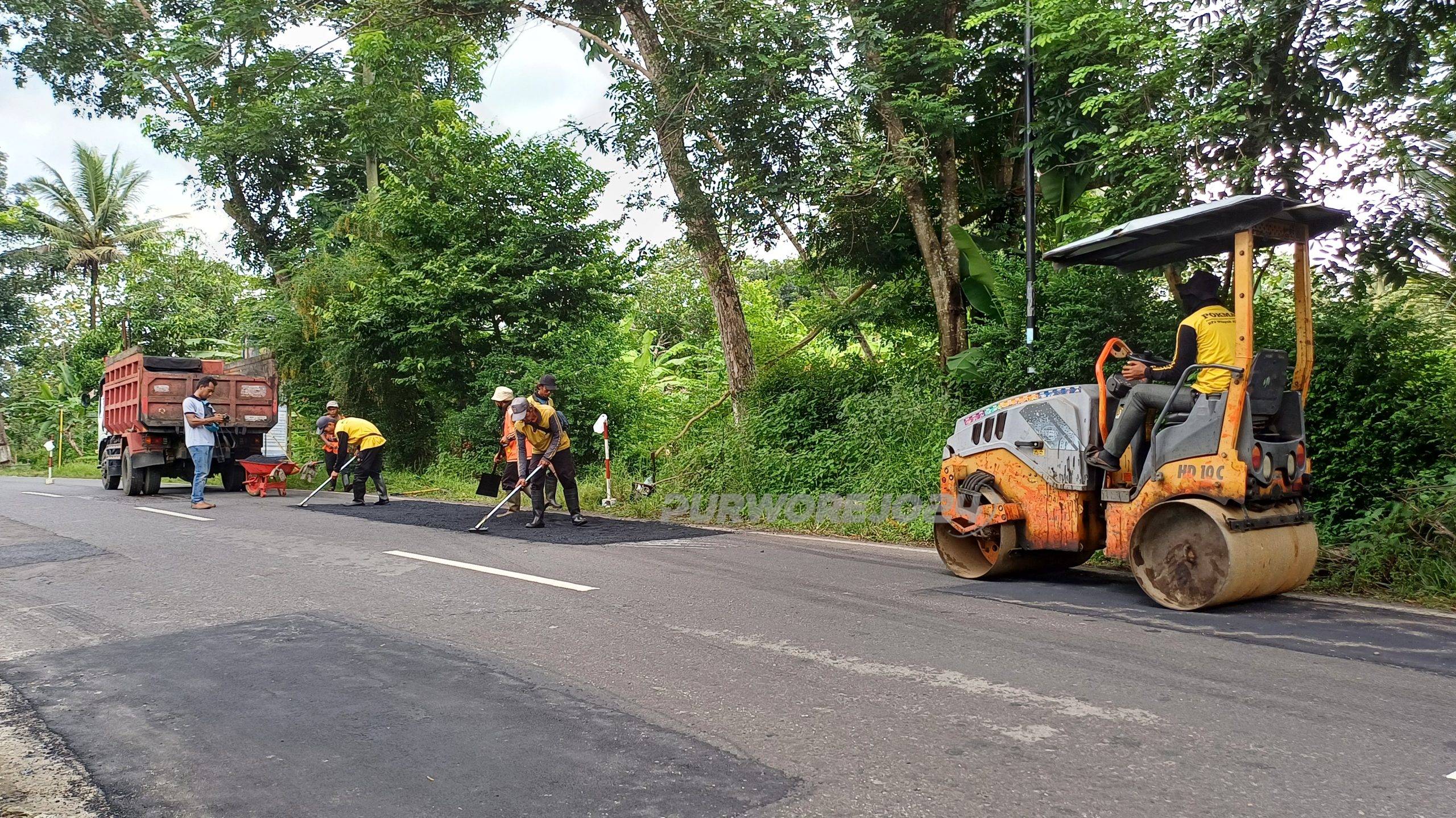 Penembelan jalan berlubang di ruas jalan Lingkar Utara oleh Balai Pengelolaan Jalan Wilayah Magelang